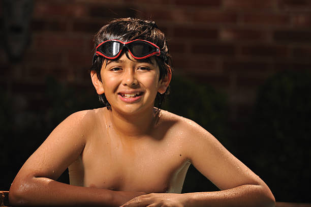 dix ans garçon à lunettes de natation avec - descriptive color elementary student water blue photos et images de collection