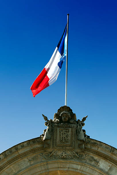 французский флаг на здание правительства вход: palais de l'élysée - president of france стоковые фото и изображения