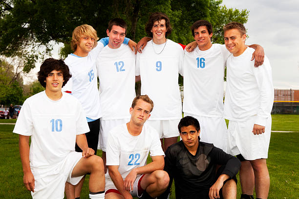 équipe de joueurs de football portrait de groupe de casual pose - goalie soccer soccer player teenage boys photos et images de collection