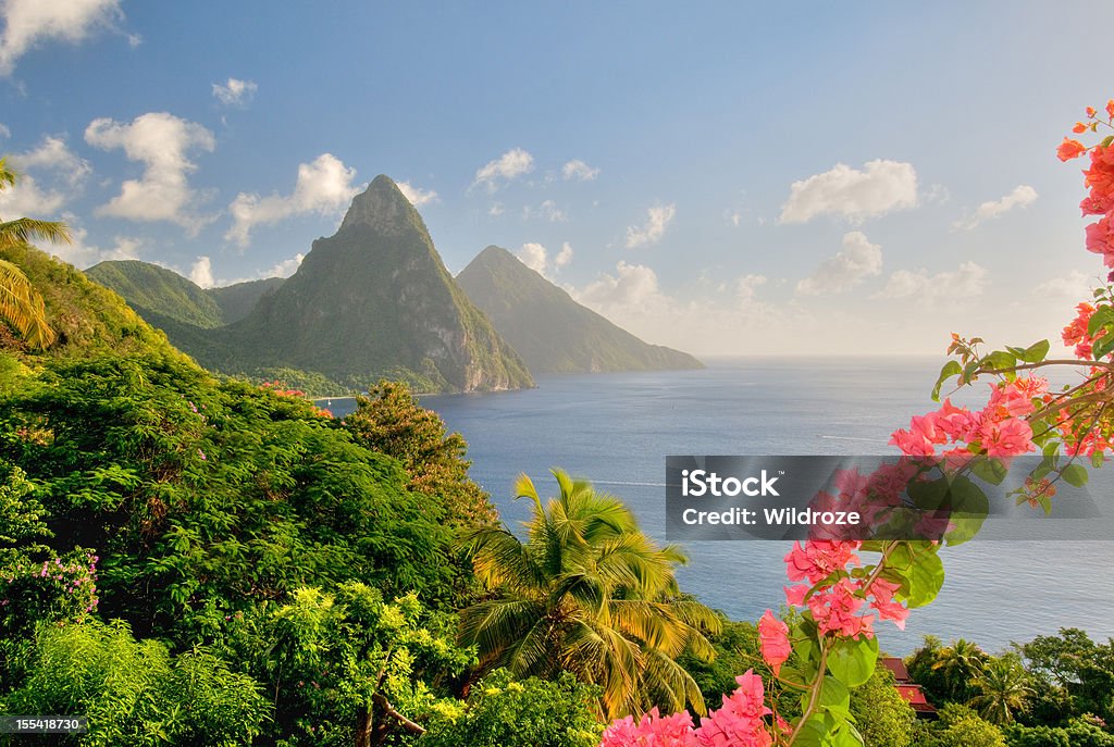 St. Lucia de Twin Pitons iluminado pelo brilho do sol - Royalty-free Santa Lúcia Foto de stock
