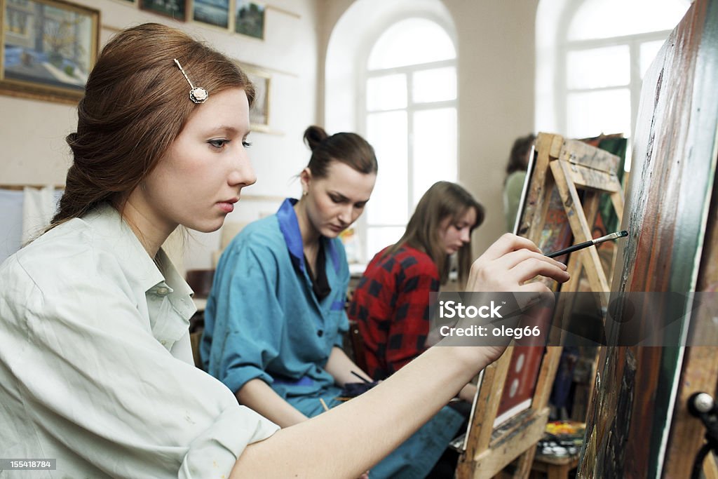 Giovani artisti pittura workshop - Foto stock royalty-free di 20-24 anni