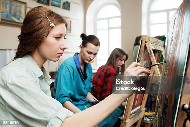 Giovani Artisti Pittura Workshop - Fotografie stock e altre immagini di 20-24 anni - 20-24 anni, Abbigliamento, Abbigliamento casual