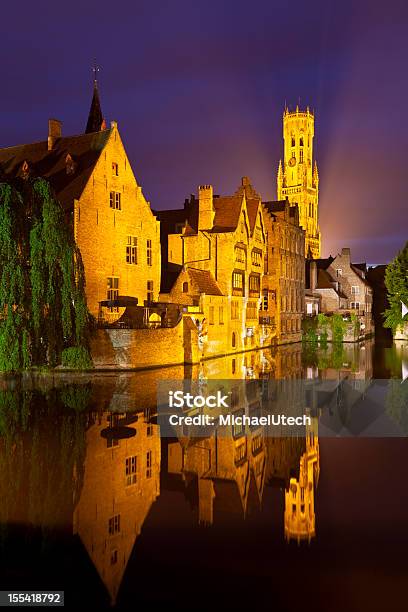 Rozenhoedkaai In Bruges A Notte - Fotografie stock e altre immagini di Acqua - Acqua, Albero, Ambientazione esterna