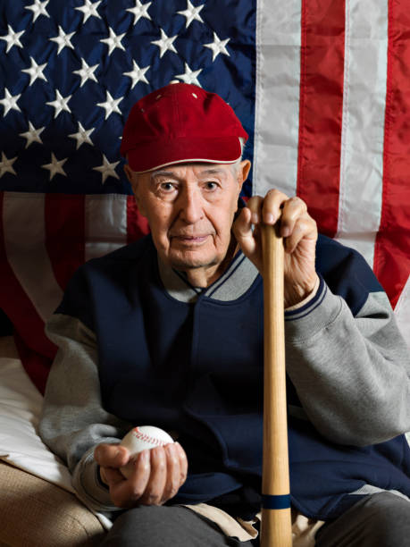 シニアます。旧野球選手 - baseball player american flag sport men ストックフォトと画像