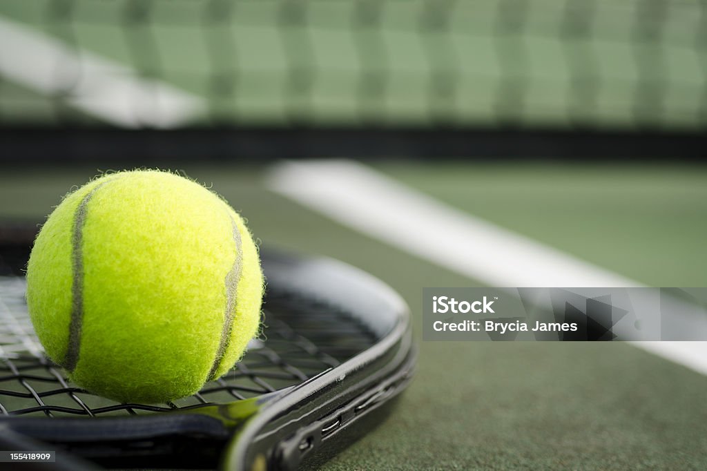 Tennisball und Schläger auf dem Tennisplatz Horizontal - Lizenzfrei Tennis Stock-Foto
