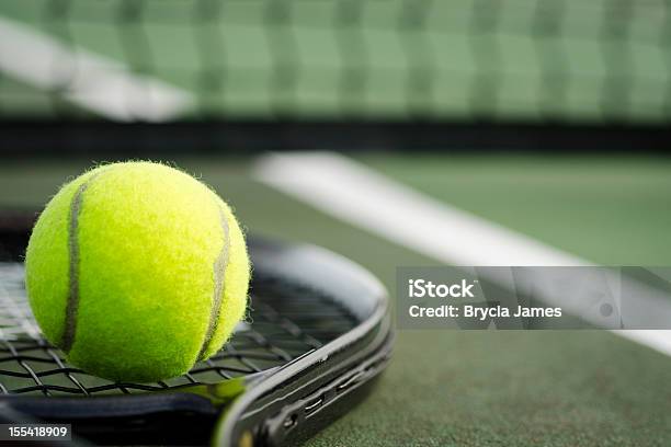 Tenis Piłka I Rakieta Na Korcie Poziomej - zdjęcia stockowe i więcej obrazów Tenis - Tenis, Kort, Piłka do tenisa