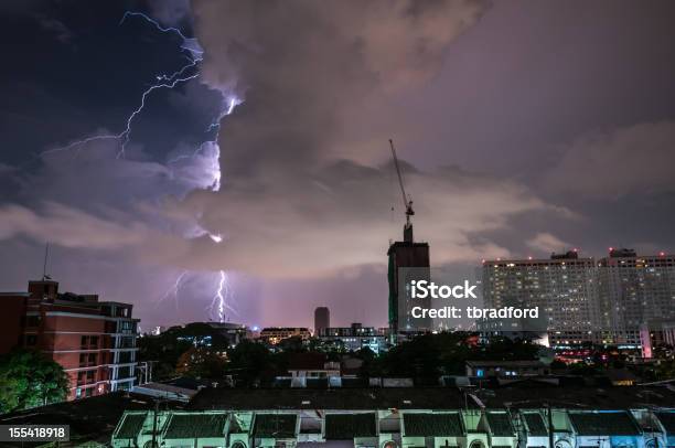 Espectacular Desvío Lightning Strike De La Ciudad Foto de stock y más banco de imágenes de Aire libre - Aire libre, Arquitectura exterior, Asia