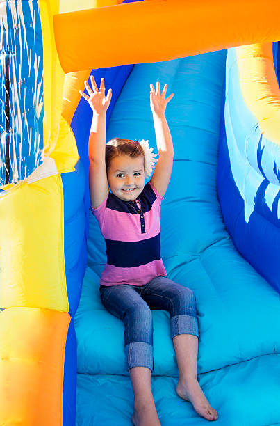 dziewczynka przesuwając w dół suwak nadmuchiwany - inflatable slide sliding child zdjęcia i obrazy z banku zdjęć