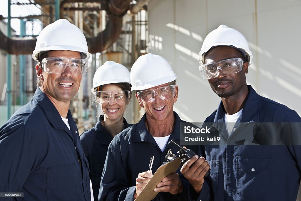 Vielfältige Gruppe von Arbeitnehmern in manufacturing plant - Lizenzfrei Bauarbeiterhelm Stock-Foto