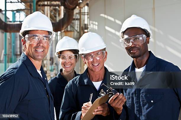 Vielfältige Gruppe Von Arbeitnehmern In Manufacturing Plant Stockfoto und mehr Bilder von Bauarbeiterhelm