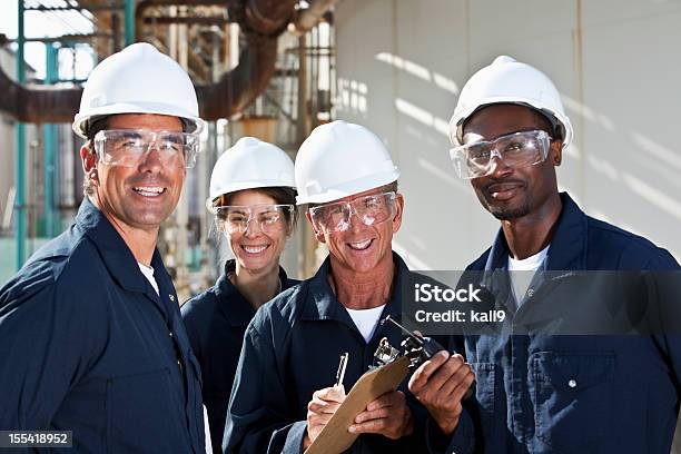 Photo libre de droit de Groupe Diversifié De Travailleurs Dans Lusine De Fabrication banque d'images et plus d'images libres de droit de Casque de chantier