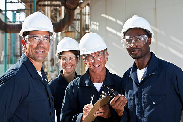 gruppo eterogeneo di lavoratori nello stabilimento di produzione - manufacturing occupation african descent refinery manual worker foto e immagini stock