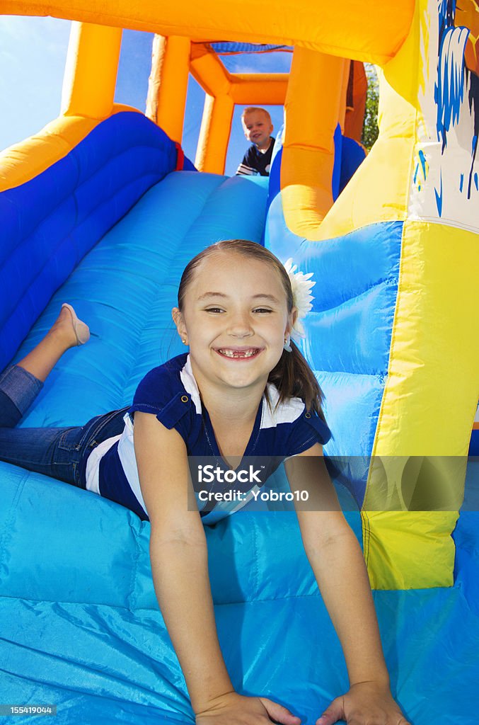 Crianças brincando em um toboágua inflável de rebatimento house - Foto de stock de Castelo inflável royalty-free
