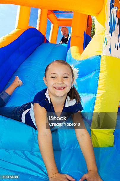 Дети Играют На Надувные Слайд Bounce Дом — стоковые фотографии и другие картинки Надувной замок - Надувной замок, Ребёнок, Синий