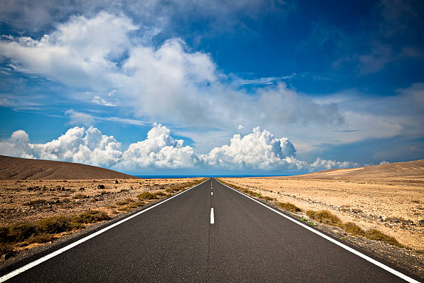 derecho - desert road road urban road desert fotografías e imágenes de stock