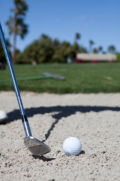 colpire da un bunker di sabbia - golf swing golf golf club chipping foto e immagini stock