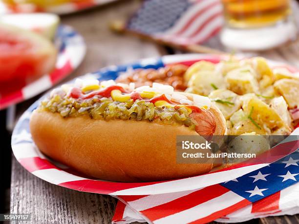 Foto de All American Cachorroquente E Uma Cerveja e mais fotos de stock de Bandeira Norte-Americana - Bandeira Norte-Americana, Churrasco, Grelhado - Cozido