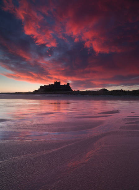 castelo de bamburgh nascer do sol - bamburgh - fotografias e filmes do acervo