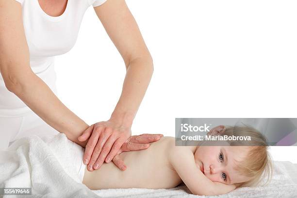 Massage Stockfoto und mehr Bilder von Kind - Kind, Massieren, Freisteller – Neutraler Hintergrund