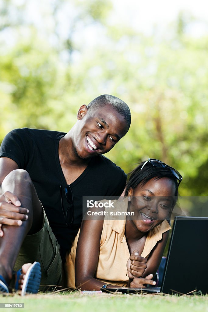 Jovem casal apreciando o sol - Foto de stock de Estudar royalty-free