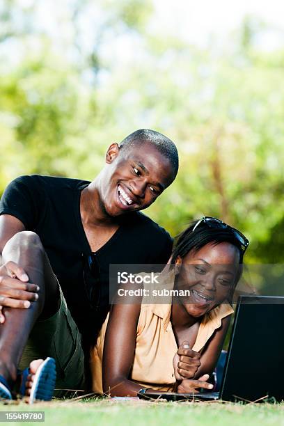 Foto de Jovem Casal Apreciando O Sol e mais fotos de stock de Estudar - Estudar, Laptop, 20 Anos