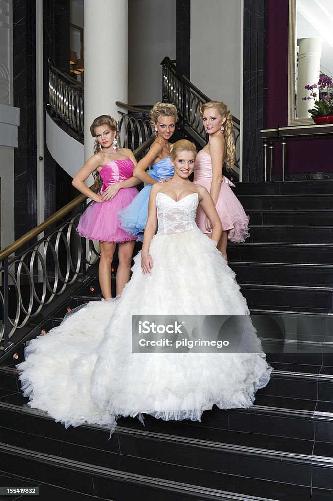 Красивая невеста и ее подружек невесты на лестнице - Стоковые фото В помещении роялти-фри