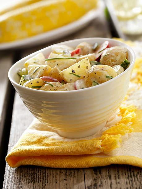 sałatka z ziemniaków na piknik - salad prepared potato potato salad food zdjęcia i obrazy z banku zdjęć