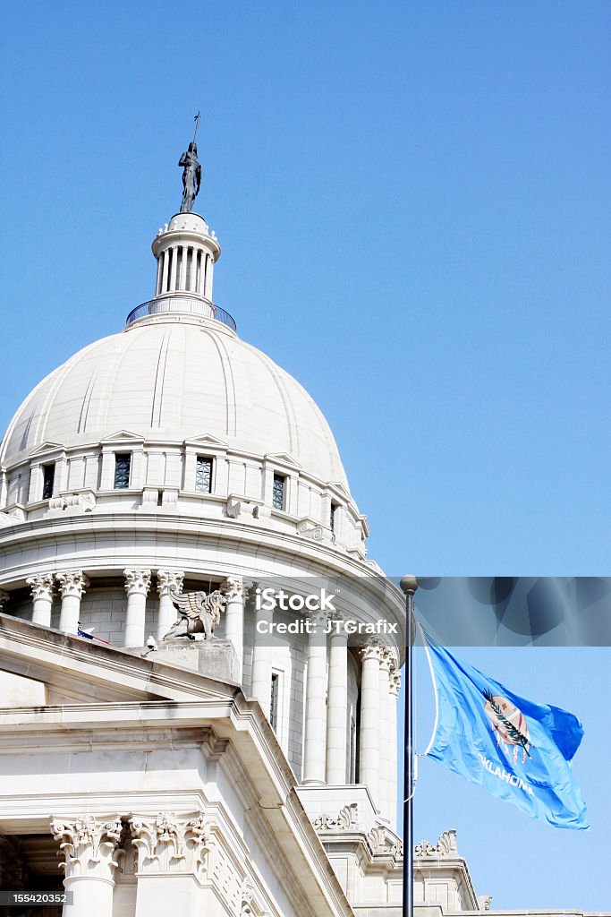 Oklahoma State Capitol con bandiera - Foto stock royalty-free di Ambientazione esterna