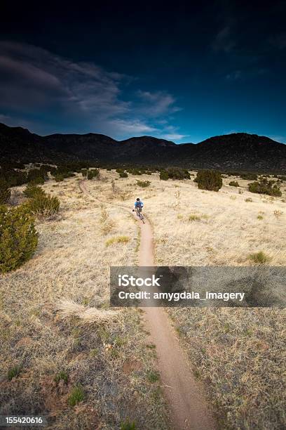 Foto de Mountain Biking e mais fotos de stock de Adulto - Adulto, Adulto de idade mediana, Albuquerque - Novo México