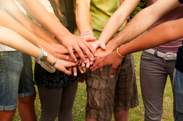 pile de mains jeunes - multi ethnic group flash photos et images de collection