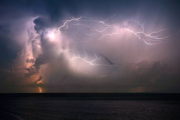 trovoadas xxxl (meia-noite) - thunderstorm lightning storm monsoon - fotografias e filmes do acervo