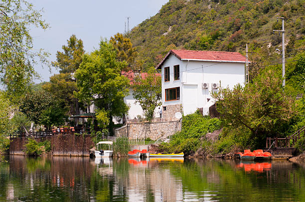 rio em agva istambul, turquia - pier rowboat fishing wood - fotografias e filmes do acervo