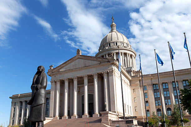 oklahoma state capitol - oklahoma city oklahoma city urban scene stock-fotos und bilder