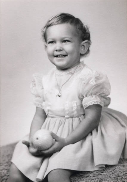 vintage sépia bebê menina retrato formal - image created 1960s fotos imagens e fotografias de stock