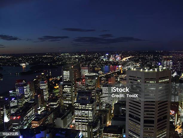 Vista De Los Edificios De La Ciudad De Sydney Foto de stock y más banco de imágenes de Aire libre - Aire libre, Alto - Descripción física, Anochecer