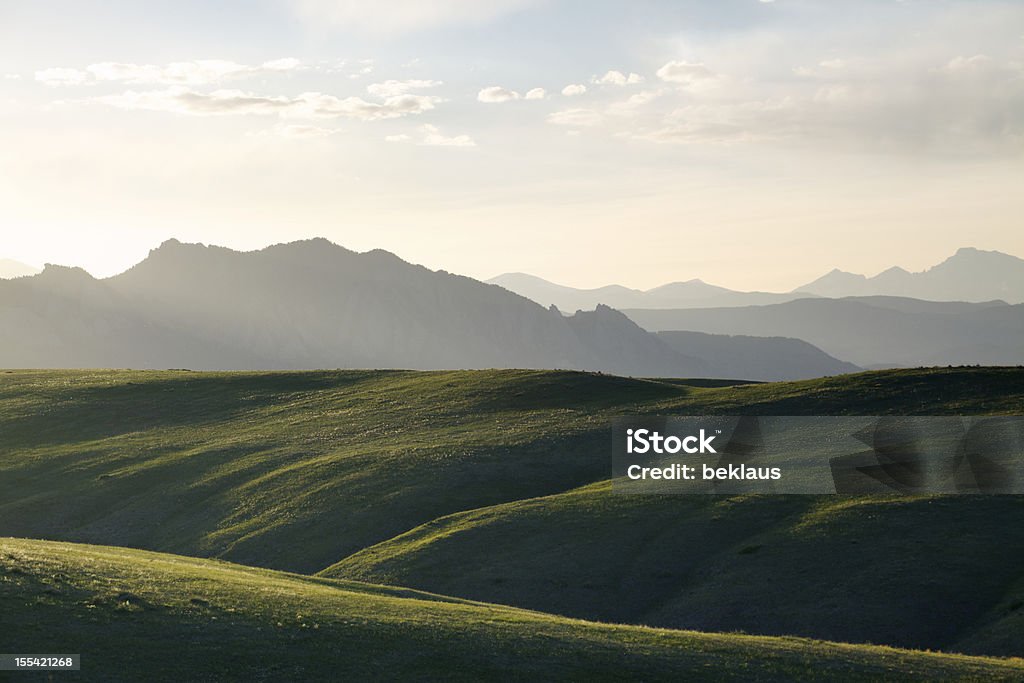 緑の丘に沈む夕日 - Horizonのロイヤリティフリーストックフォト