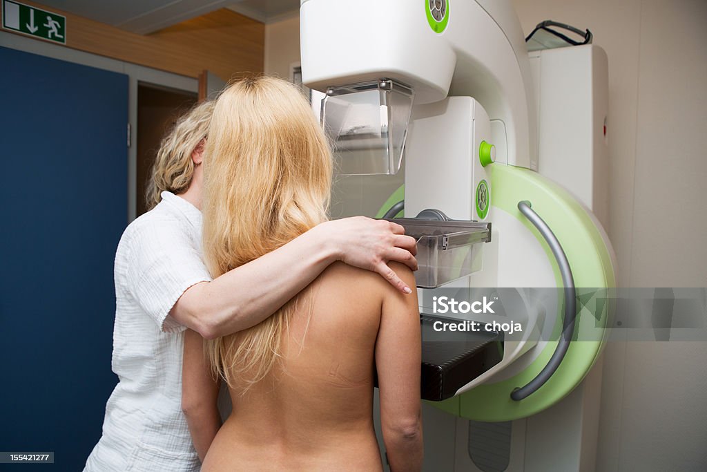 Krankenschwester mit junge Frauen, die mammography - Lizenzfrei Mammografie Stock-Foto