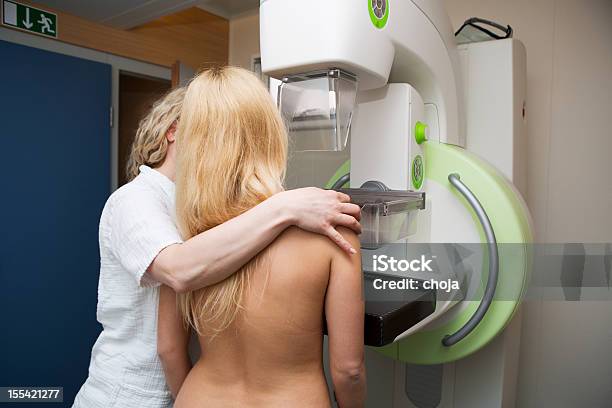 Foto de Enfermeira Com Mulheres Jovens Tendo Um Mammography e mais fotos de stock de Mamograma