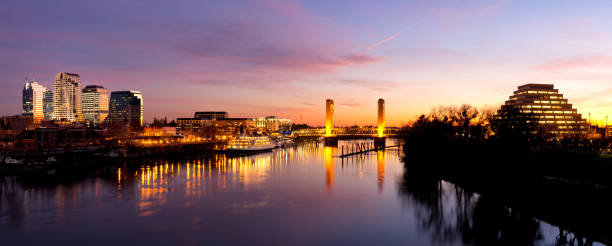 horizonte do centro da cidade de sacramento após o pôr-do-sol - sacramento county imagens e fotografias de stock