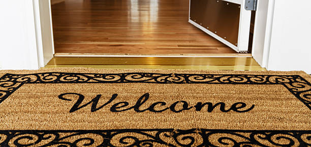 bem-vindo ao lar - welcome sign greeting door open - fotografias e filmes do acervo