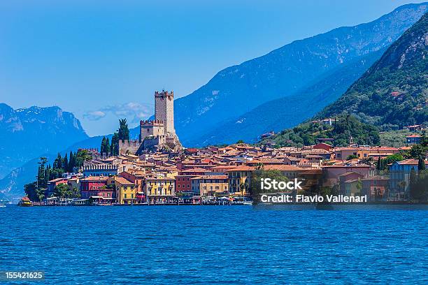 Malcesine No Lago De Garda Itália - Fotografias de stock e mais imagens de Malcesine - Malcesine, Aldeia, Castelo