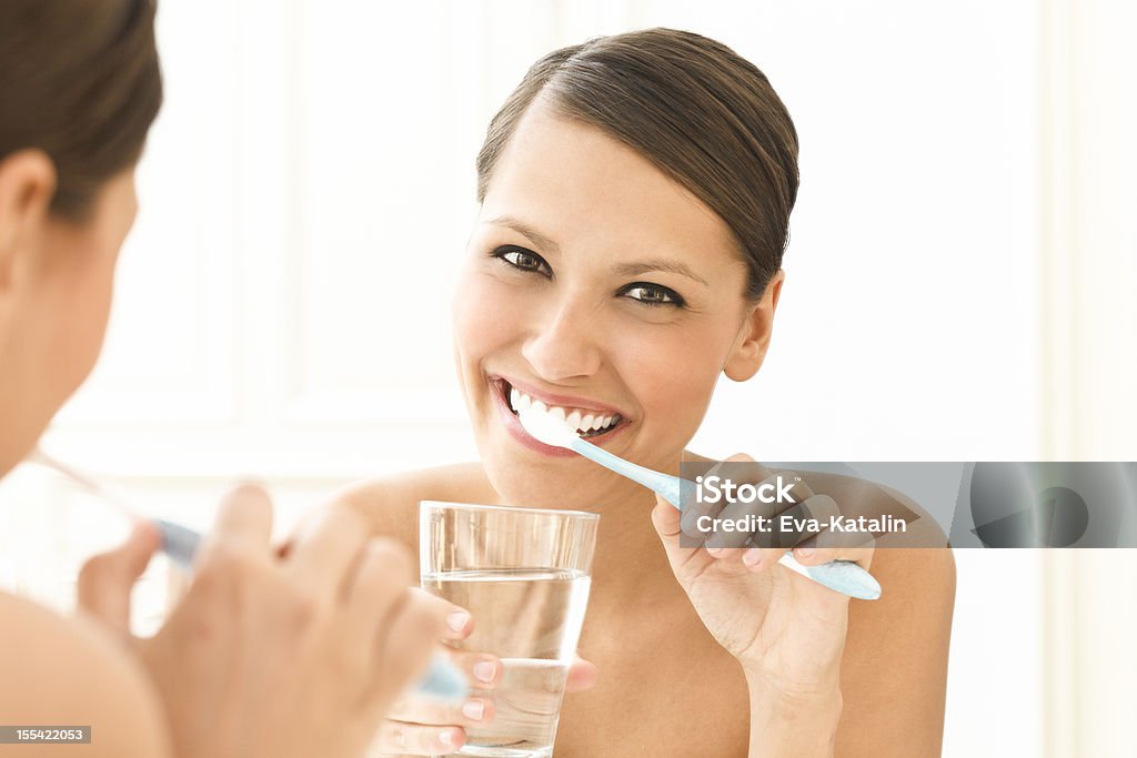 Belle femme se brosser ses dents - Photo de Se brosser les dents libre de droits