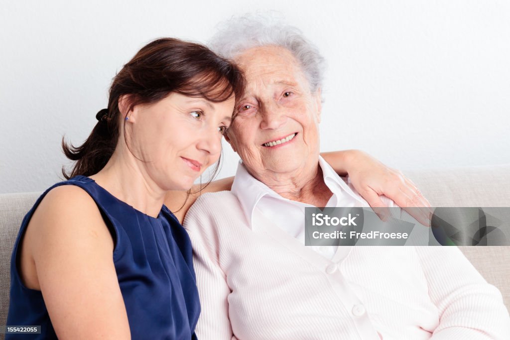 Femme âgée et le nourricier - Photo de Adulte libre de droits