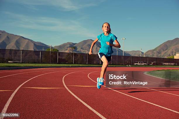 Jovem Corredor De Pista - Fotografias de stock e mais imagens de Criança - Criança, Correr, Evento de Pista