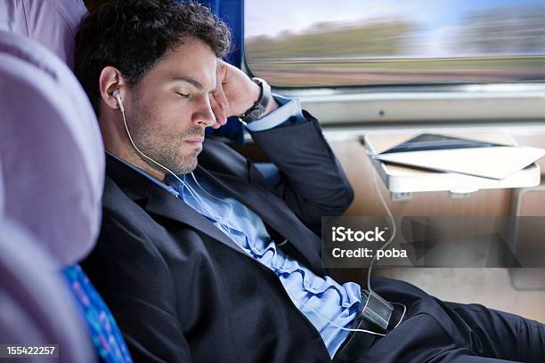 Geschäftsmann Schlafen Am Fenster In Einem Passagierzug Stockfoto und mehr Bilder von Augen geschlossen