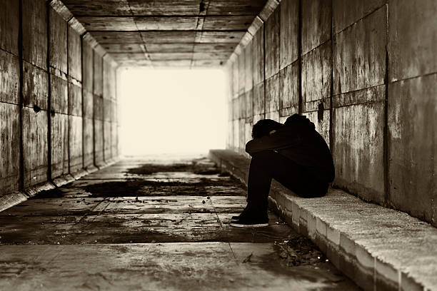 silueta de un niño en un túnel - little boys child sadness depression fotografías e imágenes de stock