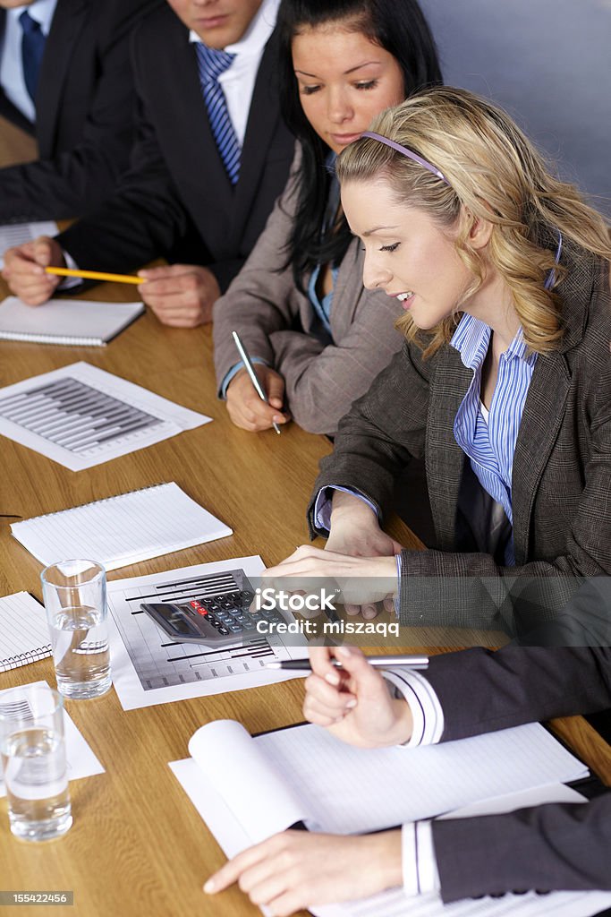 Blonde Geschäftsfrau und Ihr team auf einige Berechnungen - Lizenzfrei Arbeiten Stock-Foto