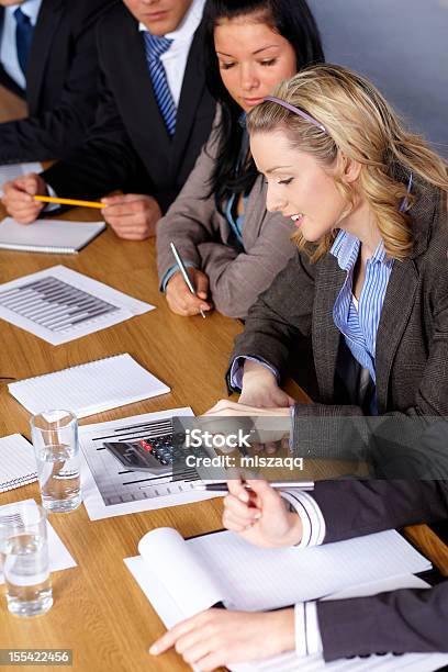 Blonde Geschäftsfrau Und Ihr Team Auf Einige Berechnungen Stockfoto und mehr Bilder von Arbeiten