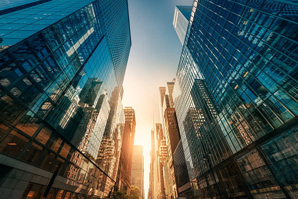 oficina skysraper bajo el sol - cityscape new york city manhattan low angle view fotografías e imágenes de stock