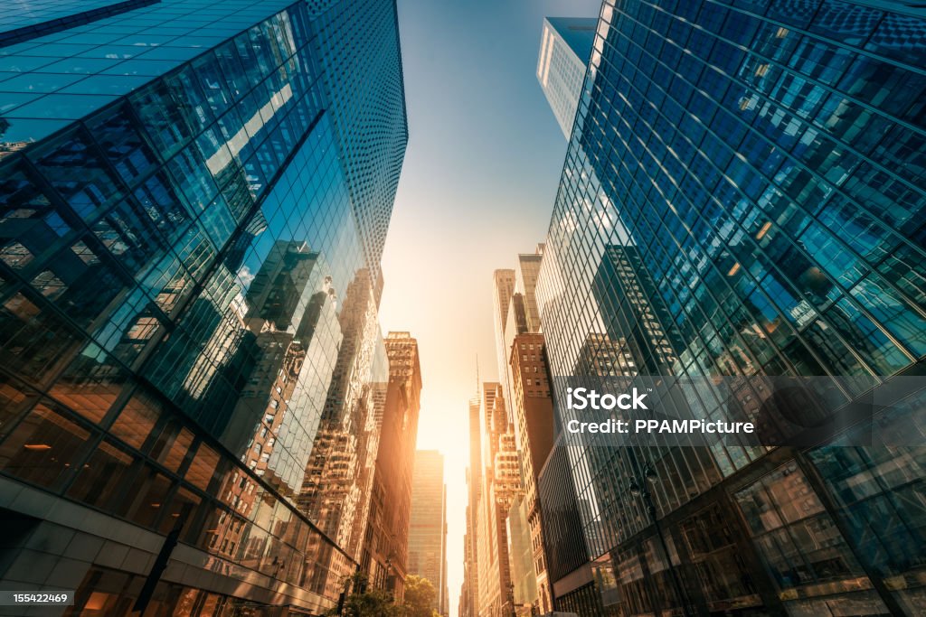 Bureau skysraper au soleil - Photo de Bâtiment vu de l'extérieur libre de droits